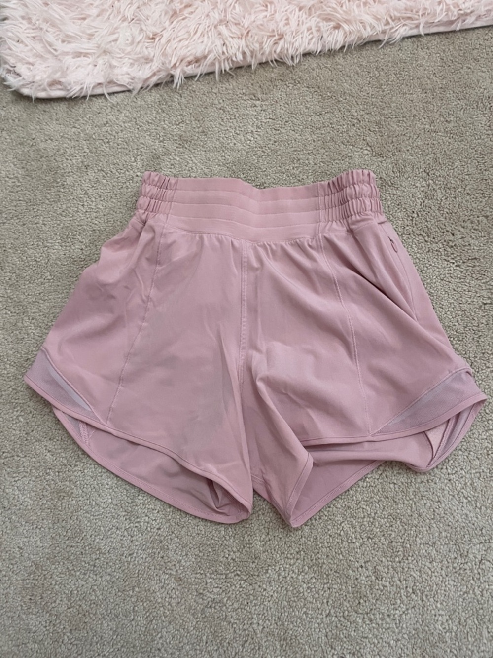 Lululemon like new hotty hot sz 2 light rose pink shorts